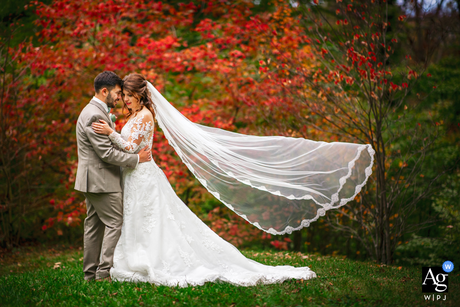 Retrato de pareja de novios de bellas artes de Koper, Eslovenia con algunos colores de otoño increíbles