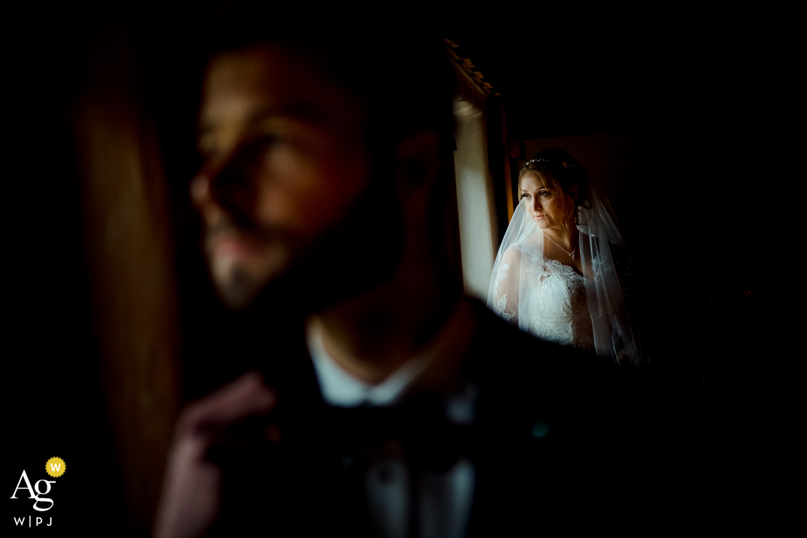 Sonthofen pareja creativa retrato de boda en una suave luz de ventana