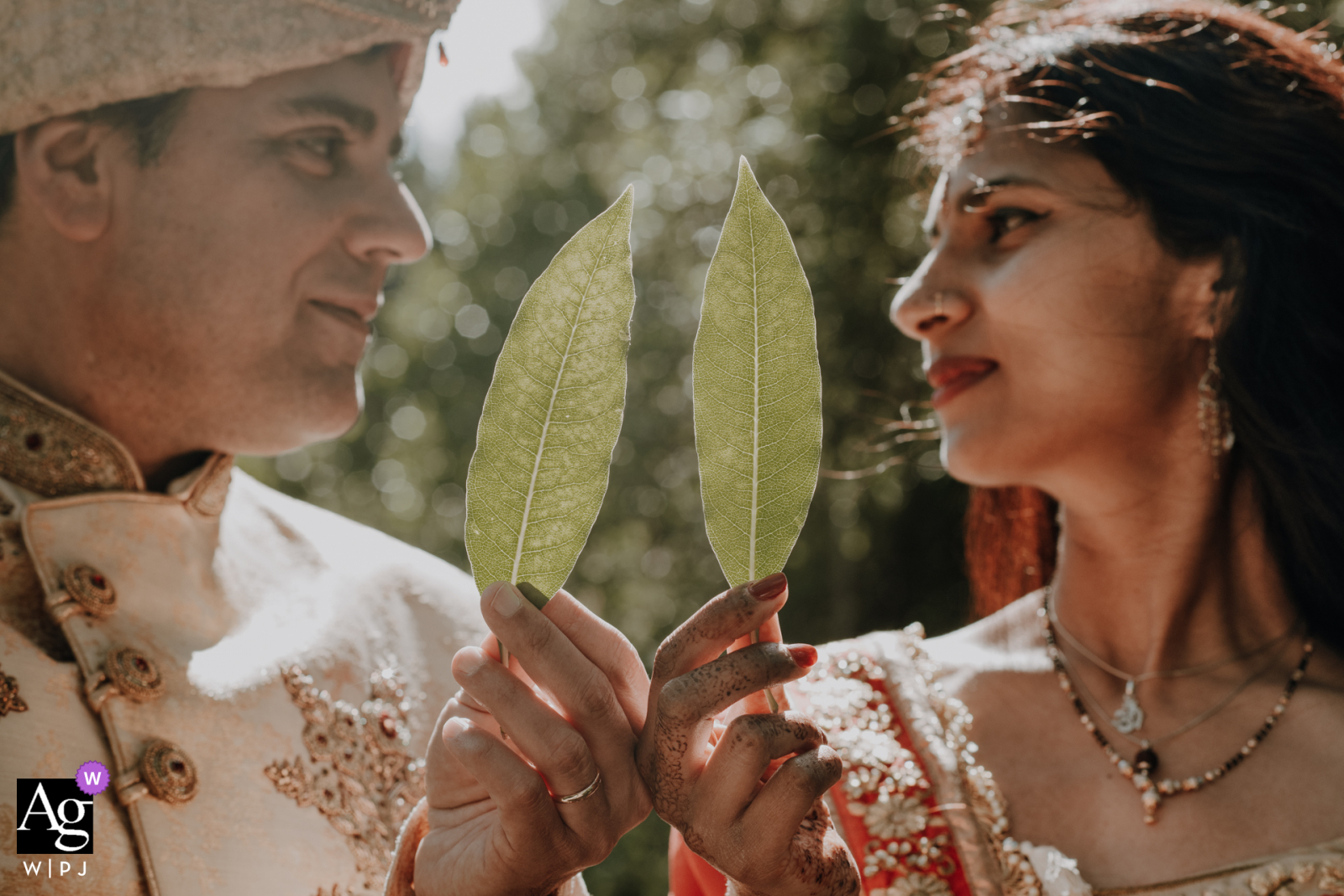 Sintra fine art wedding couple portrait montrant deux feuilles d'arbre qui symbolise la nature et les racines du couple