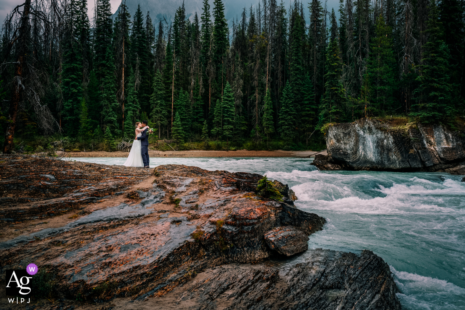 Natural Bridge, Field, BC, Canadá, retrato de casal de belas artes com um doce beijo romântico