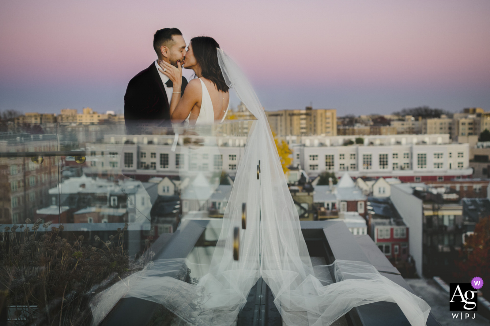 The Line, Washington DC, retrato de boda de pareja creativa con la sensación de flotar como nubes en la ciudad