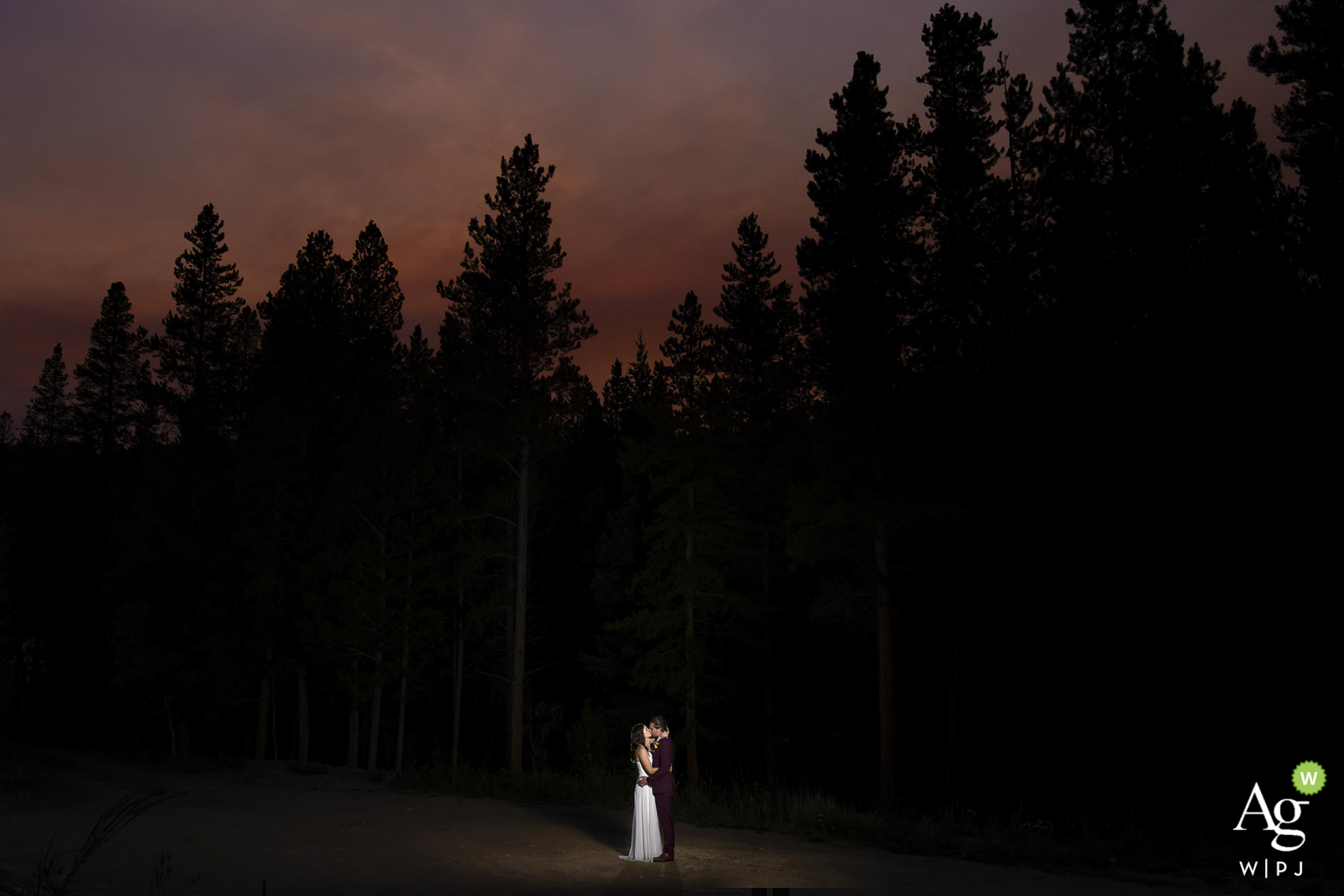 Black Hawk, CO mariée et le marié portrait de mariage au coucher du soleil après leur cérémonie de fugue