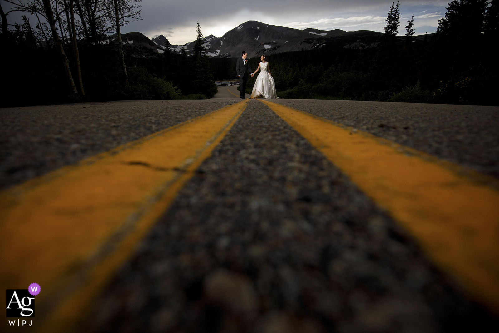 Brainard Lake, Ward, CO casal de noivos de belas artes posou juntos na estrada que leva ao lago Brainard após sua fuga