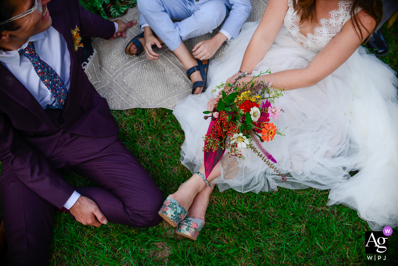 Sow Exotic Farm em Winter Haven, Flórida, belas artes casamento, imagem detalhada das flores da noiva, mostrando a família relaxando junta logo após a cerimônia