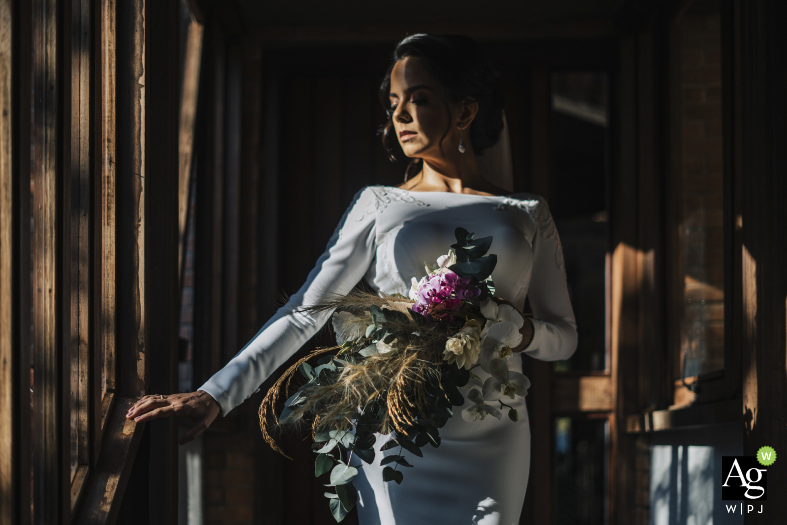 Mariée du District fédéral posant pour des images de mariage par le photographe de mariage de Brasilia "Quelques instants avant le début de la cérémonie, nous avons eu quelques minutes pour faire des portraits, et la mariée Maíra s'est arrêtée dans cet escalier où elle avait la lumière du soleil pour respirer"