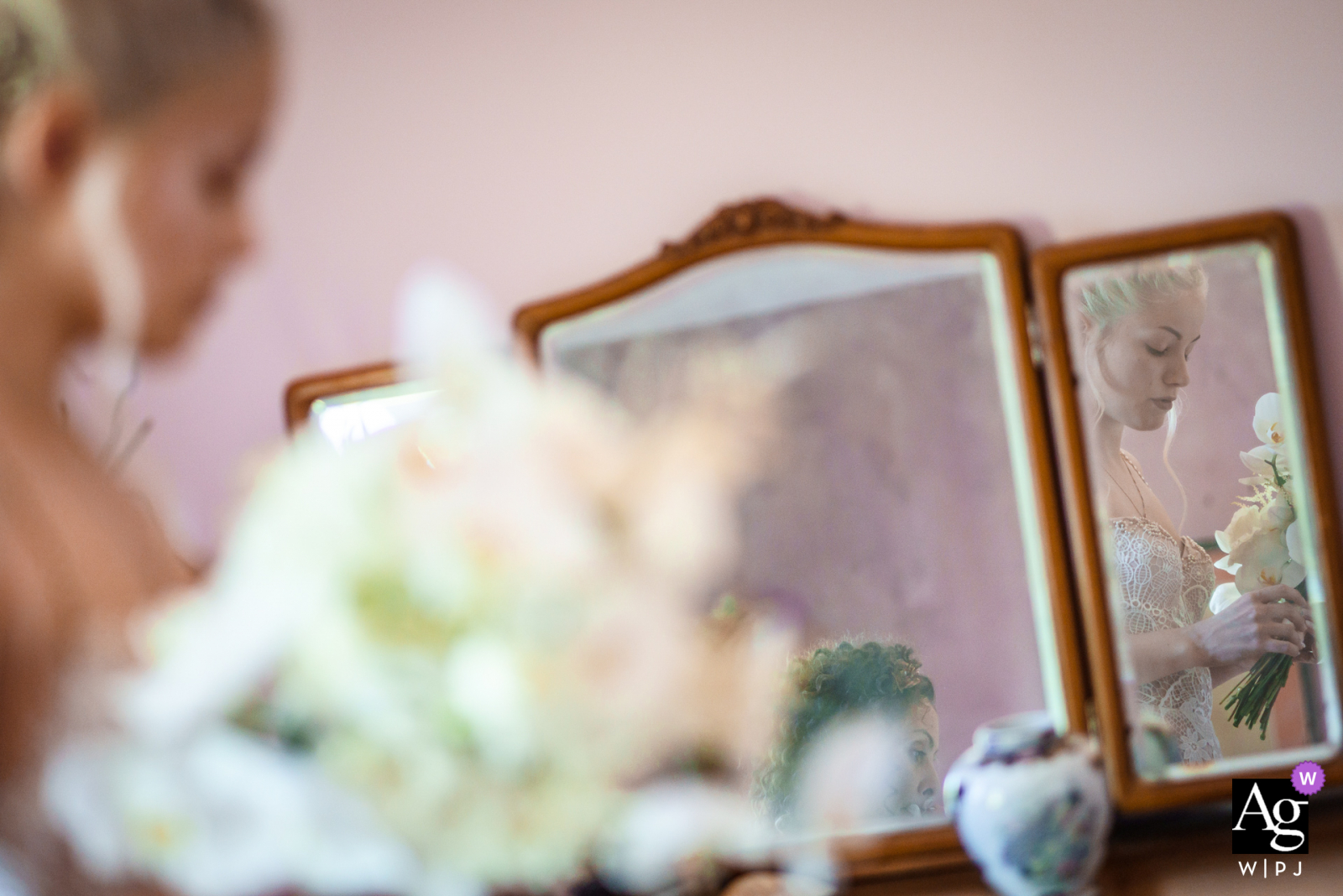 Sofía, Bulgaria creativo espejo de reflexión nupcial boda Retrato de la novia en el viejo espejo de su abuela