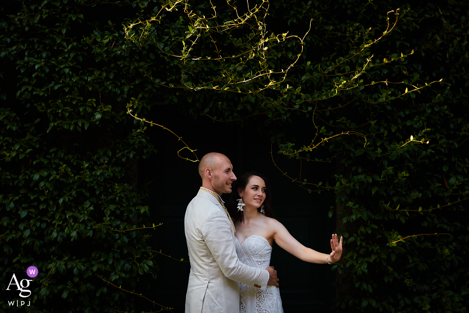 Certaldo, portrait de couple de mariage créatif et naturel en Toscane tout en montrant la bague des mariées