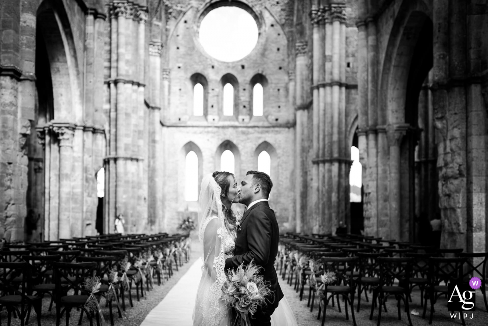 La Abadía de San Galgano, Siena, Italia, ruinas de la iglesia de bellas artes, foto de pareja de novios de los novios se besan después de la ceremonia