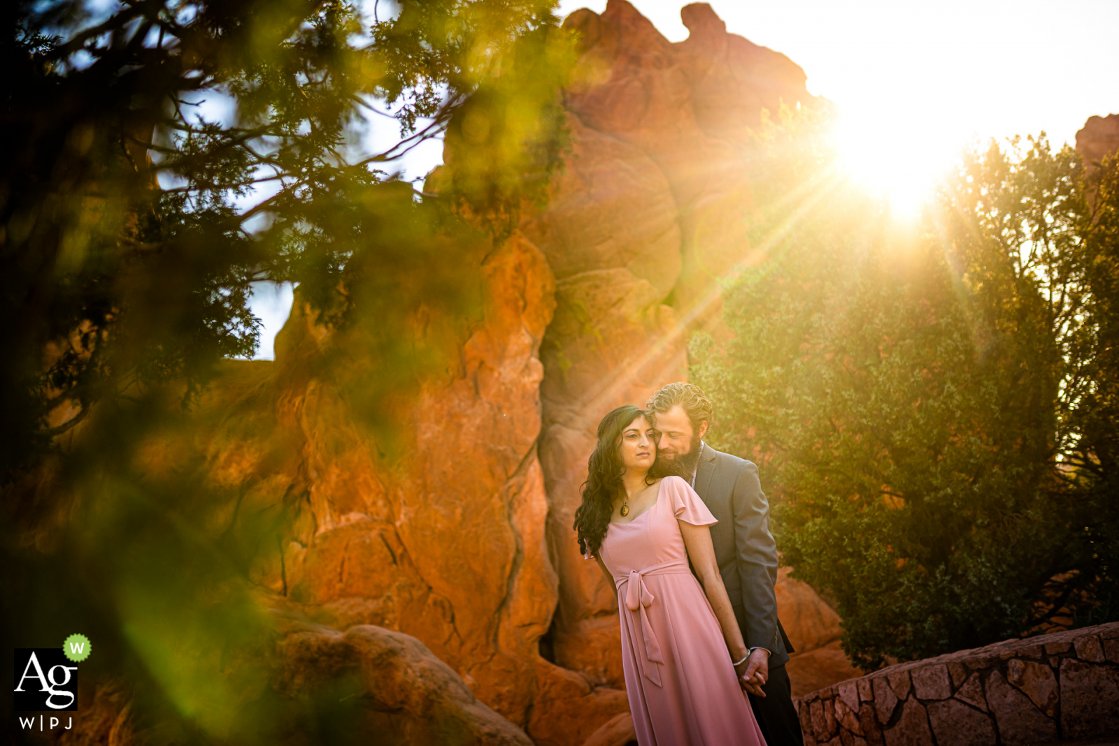 Garden of the Gods Club & Resort, Colorado Springs, Colorado, pareja de novios posó sesión de retrato después de su ceremonia de boda al amanecer