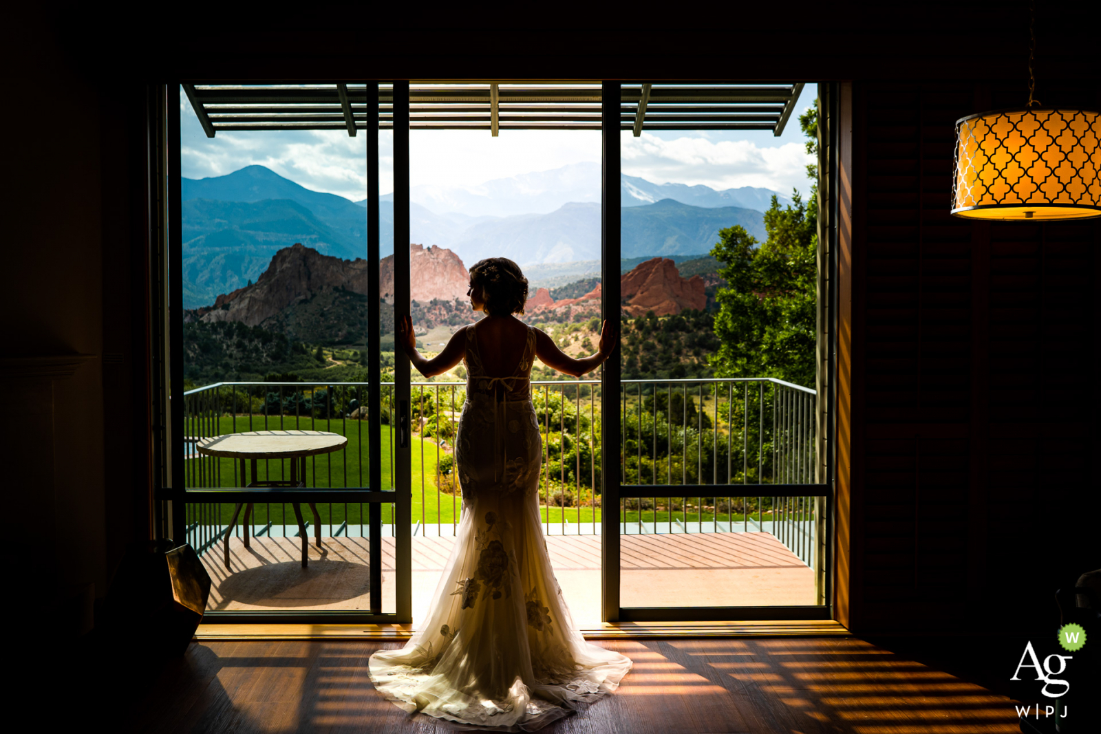 Garden of the Gods Club & Resort, Colorado Springs, Kolorado Panna młoda pozuje do zdjęć ślubnych