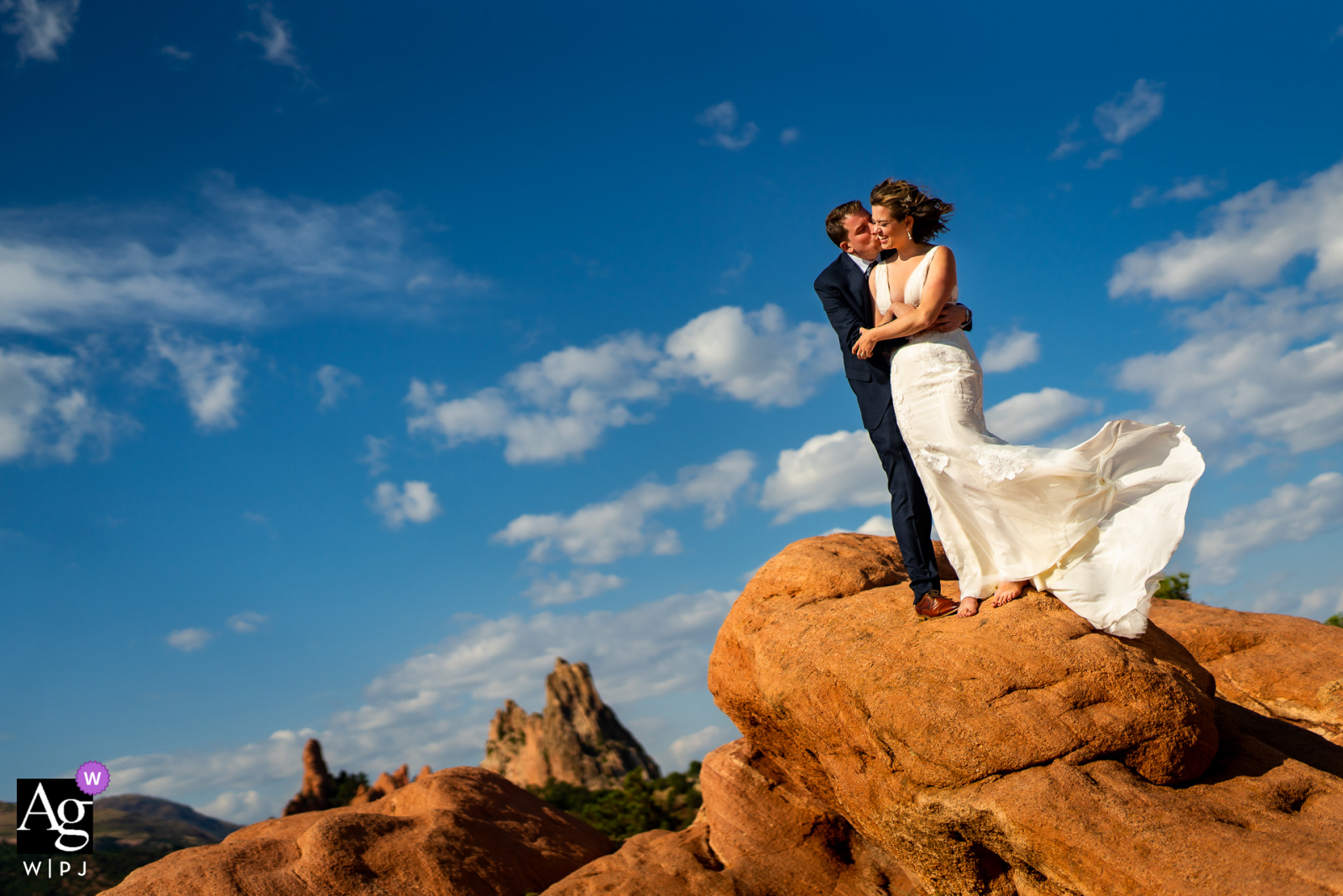 Künstlerisches Hochzeitsfoto vom Garten der Götter-Park - Colorado Springs, Colorado während der Porträts an ihrem Hochzeitstag