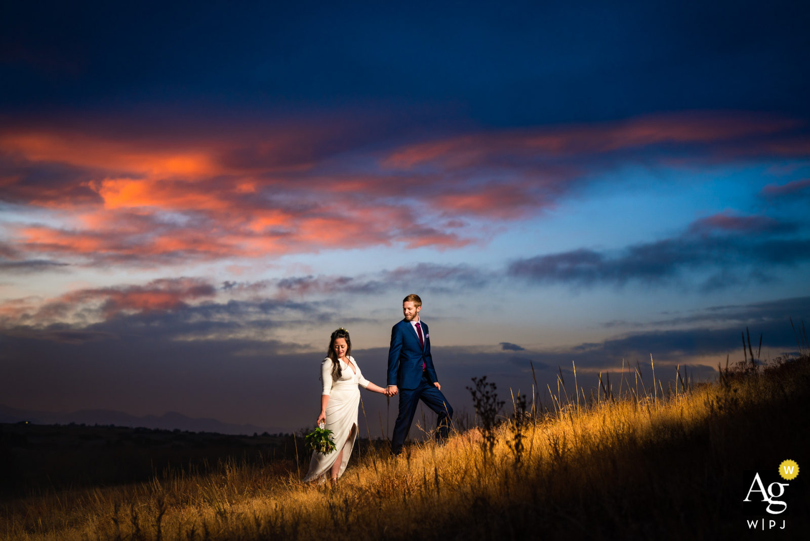 Los novios de Sedalia, CO, posan para los retratos del atardecer el día de su boda