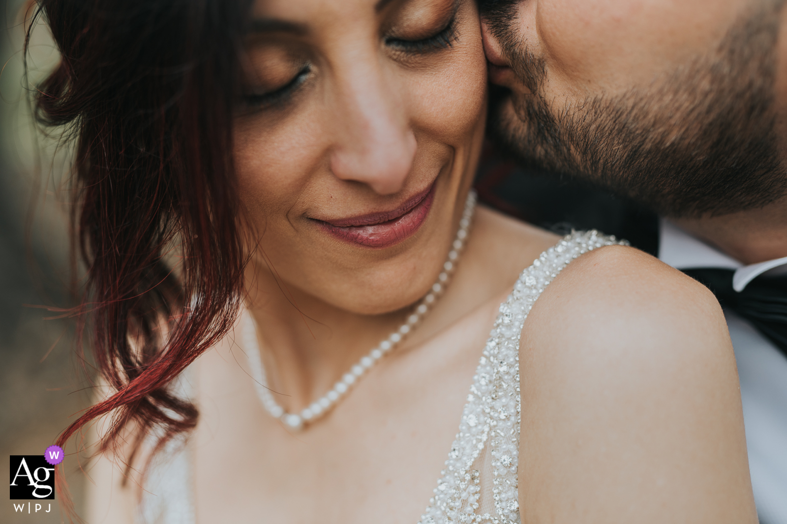 Foto de la boda de Taranto desde la recepción de Apulia con ternura entre los cónyuges