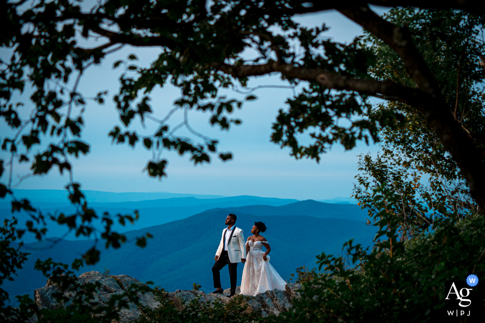 Foto de boda artística de Little Stoneyman, Parque Nacional Shenandoah que muestra, de la mano, la pareja está orgullosa de su relación