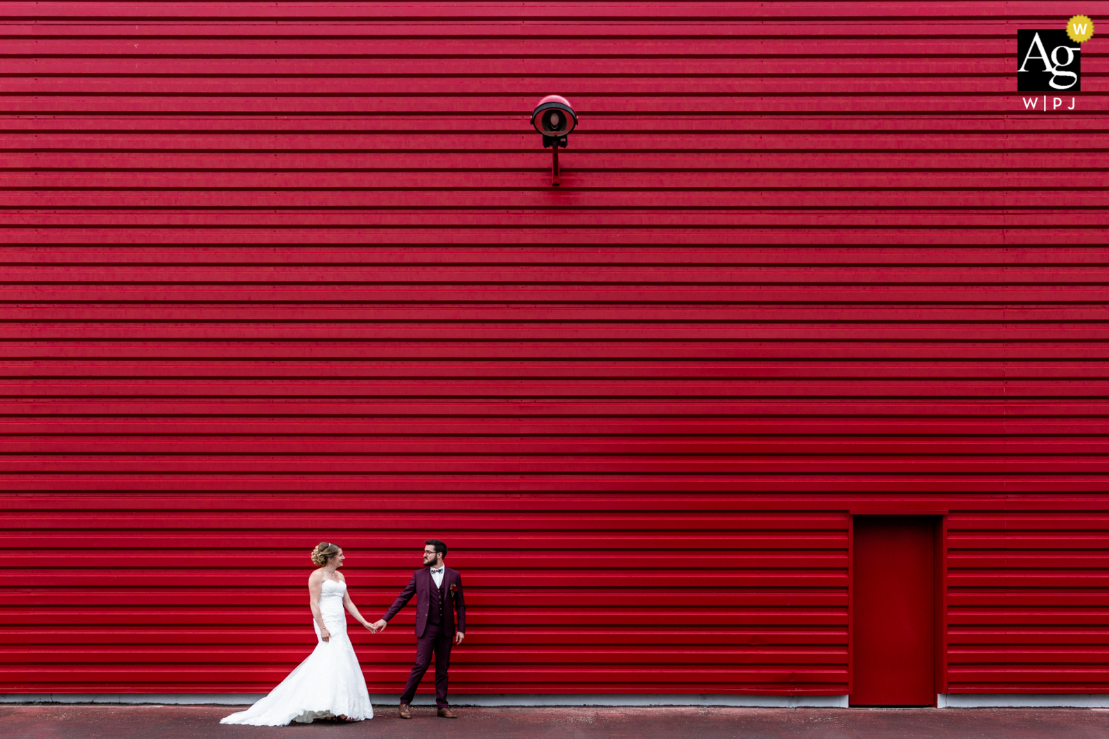 Albi, France mariage couple séance d'image artistique du couple posant devant un mur rouge