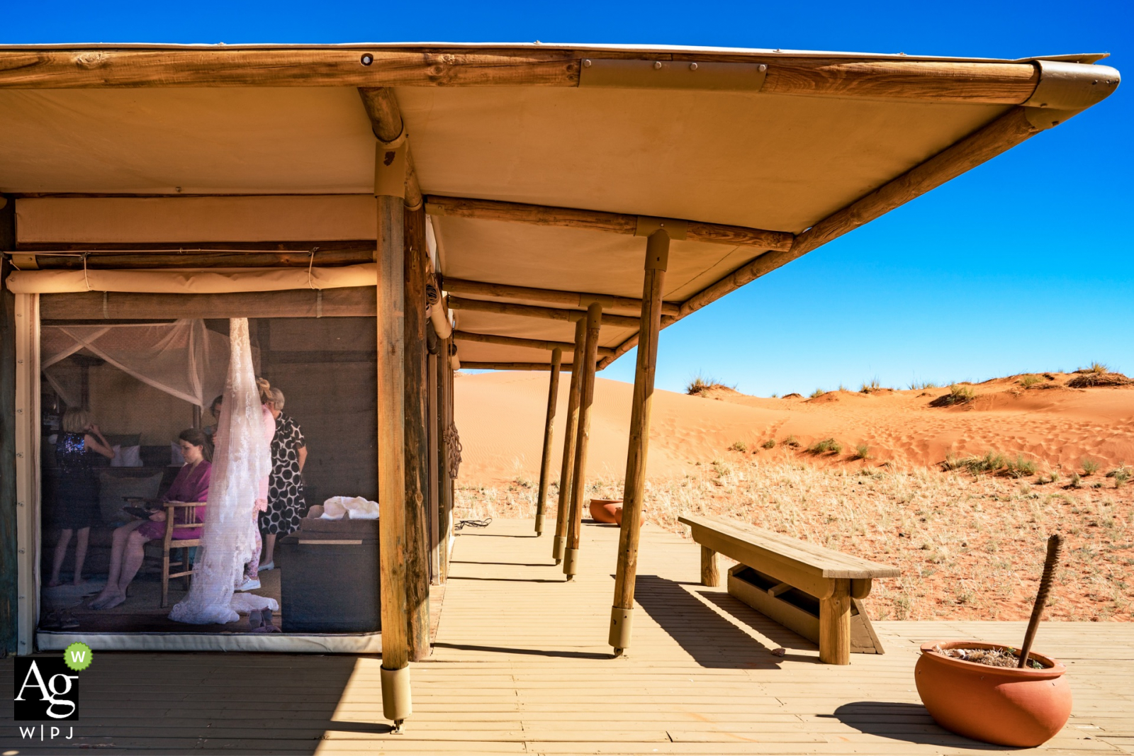 Digitales künstlerisches Hochzeitsbild der Wolwedans Dunes Lodge in Namibia im Namib-Rand-Reservat in Afrika, das die Braut zeigt, die sich in der Wüste fertig macht