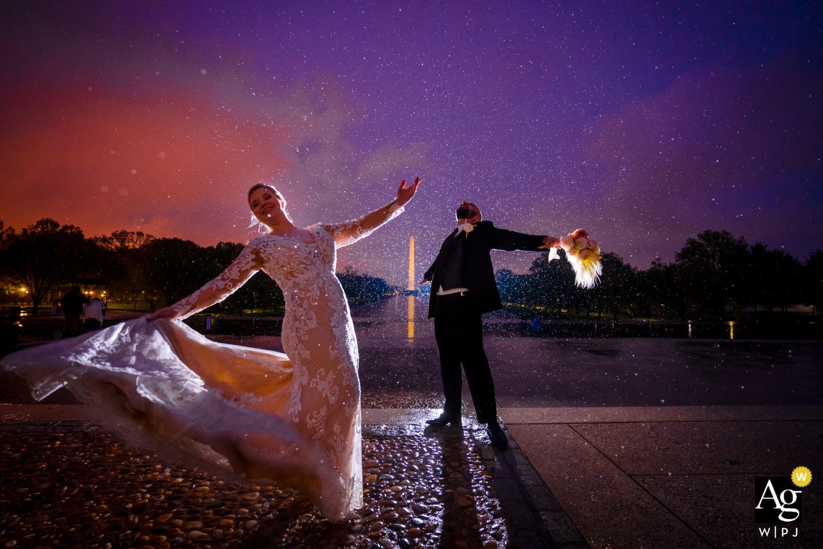 Lincoln Memorial, Washington DC Wedding couple séance d'images artistiques alors que les mariés se réjouissent sous la pluie au Lincoln Memorial, avec le Washington Monument en arrière-plan