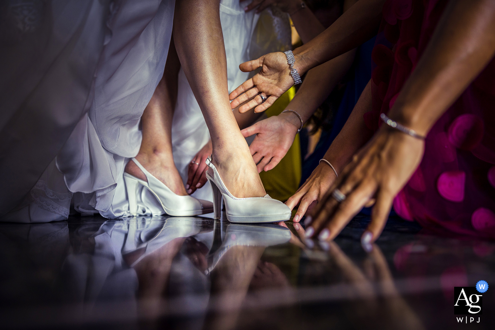 Veja esta imagem estilosa de um casamento de amigos ajudando a noiva em Gênova, que foi destaque entre as melhores fotos de casamento da Villa Sorgiva da WPJA