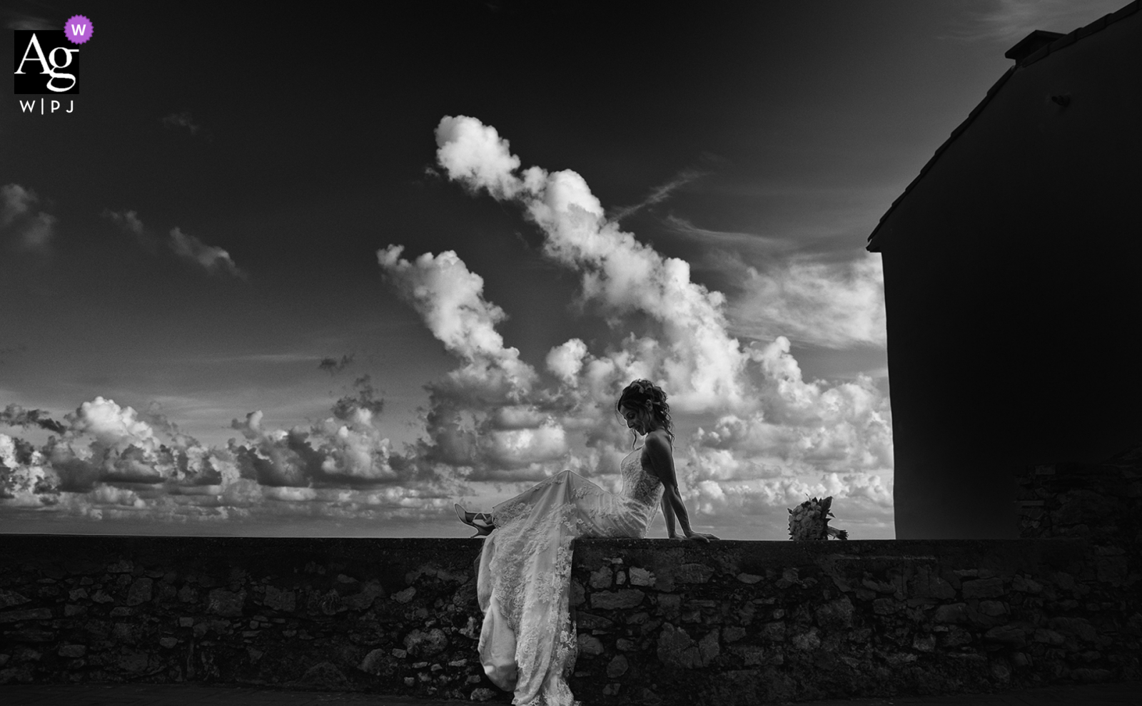 Sehen Sie sich dieses stilvolle Tellaro-Hochzeitsbild der Braut bis ins Unendliche mit Wolken an, das von der WPJA zu den besten Hochzeitsfotos in La Spezia gehörte