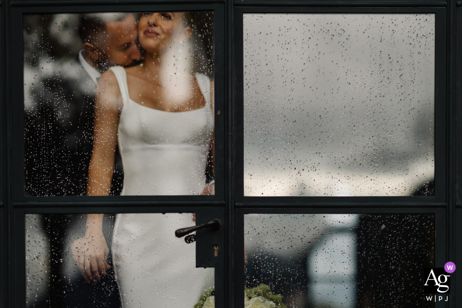 Sehen Sie sich dieses exquisite Hochzeitsporträt von Braut und Bräutigam am Comer See in einem Fensterrahmen an, das zu den besten Hochzeitsfotos in der Villa del Balbianello von der WPJA gehörte