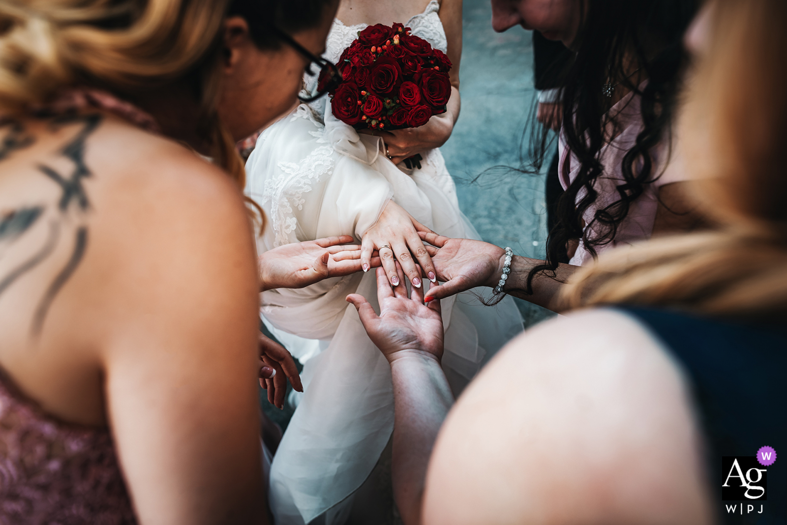 Guarda questo elegante scatto del matrimonio di Szeged scattato prima della cerimonia del matrimonio ecclesiastico che è stata una delle foto in primo piano tra le migliori fotografie di matrimonio in Ungheria dal WPJA