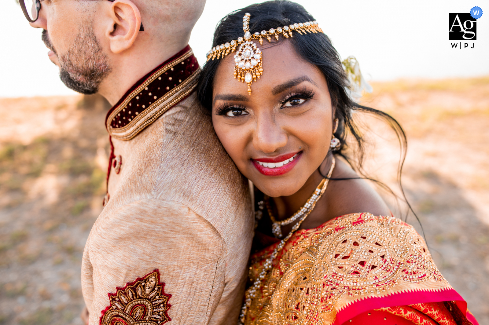 Veja esta imagem poética do casamento em Meyzieu de Um casamento indiano, da noiva abraçando seu marido enquanto olha para a câmera, que foi uma das melhores fotos de casamento da WPJA