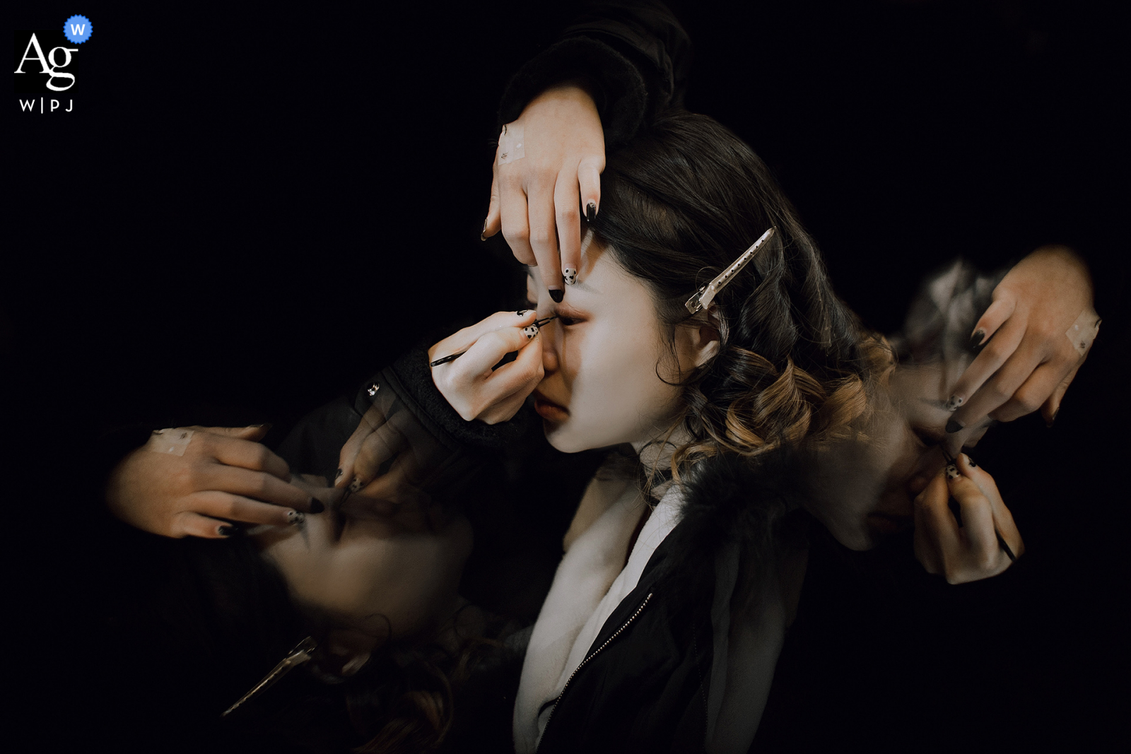 Fujian wedding image of the Bride doing makeup, which was a featured picture among the best wedding photography in China View this aesthetic Fujian wedding image of the Bride doing makeup, which was a featured picture among the best wedding photography in China from the WPJA