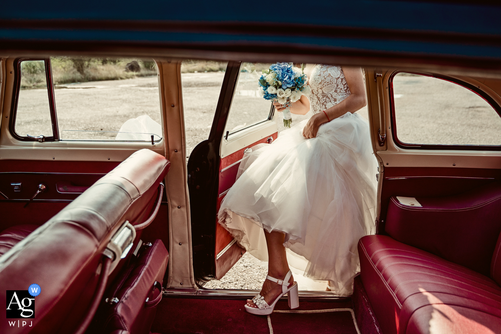 Sehen Sie sich dieses elegante Sofia-Hochzeitsbild des Brautkleides und des Blumenstraußes an, das mit der Braut in das Auto einsteigt