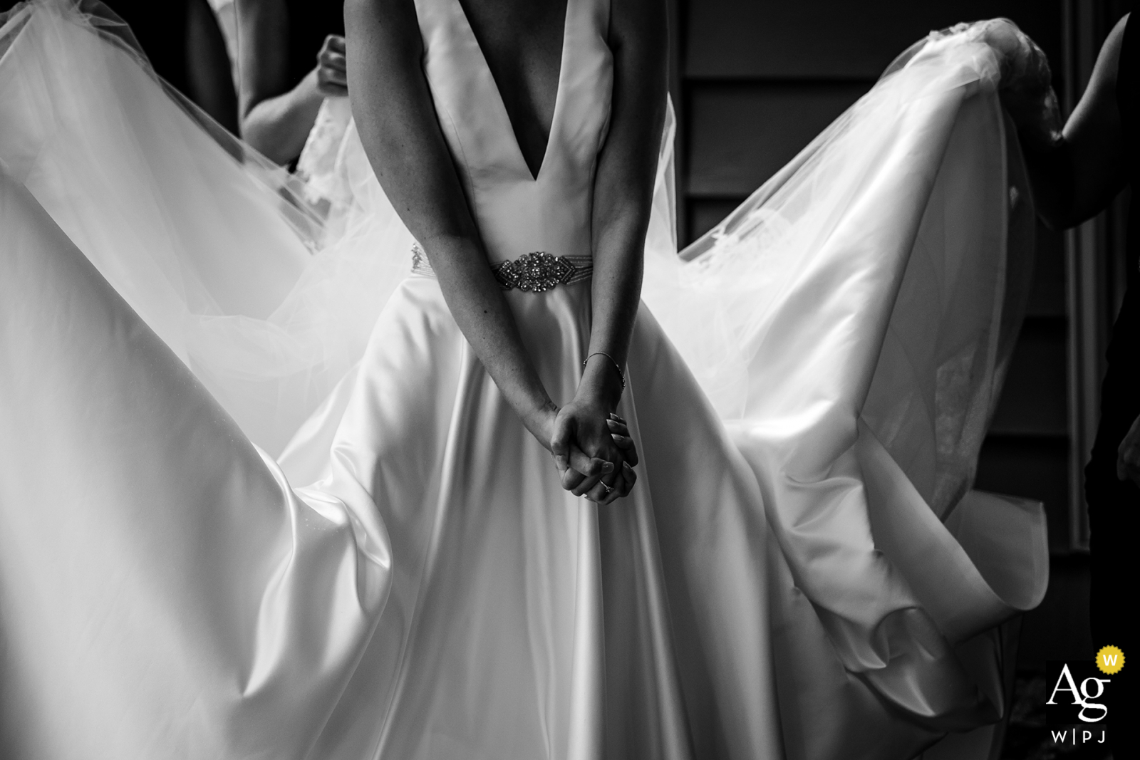 Vea esta imagen poética de la boda de Michigan Shore Club de los detalles del vestido de las novias, que fue una imagen destacada entre las mejores fotografías de bodas en MI de la WPJA