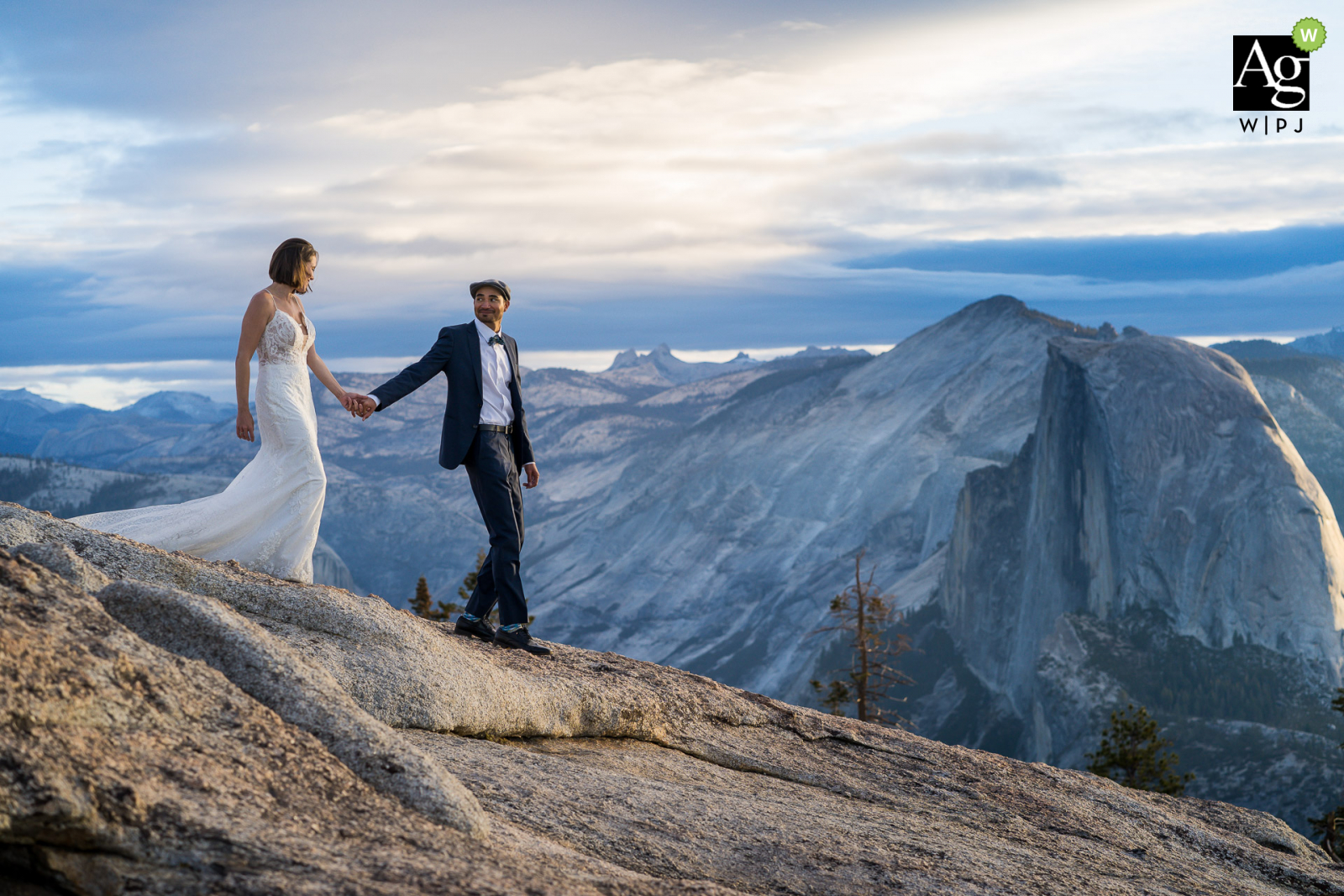 Zapierający dech w piersiach obraz ślubny Yosemite pary z Północnej Kalifornii w lokalizacji portretowej podczas wschodu słońca w Yosemite