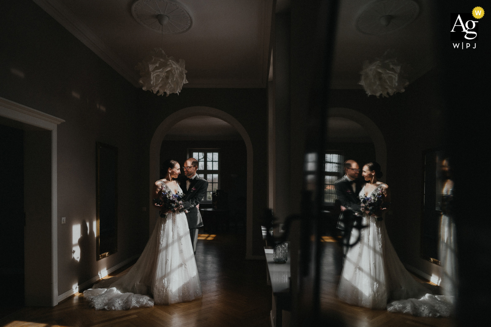 Meilleures photographies de lieux de mariage de Schloss Diersfordt à Wesel, en Allemagne, pendant Couples First look in the location Schloss Diersfordt à Wesel, Allemagne pendant Couples First look in the Location