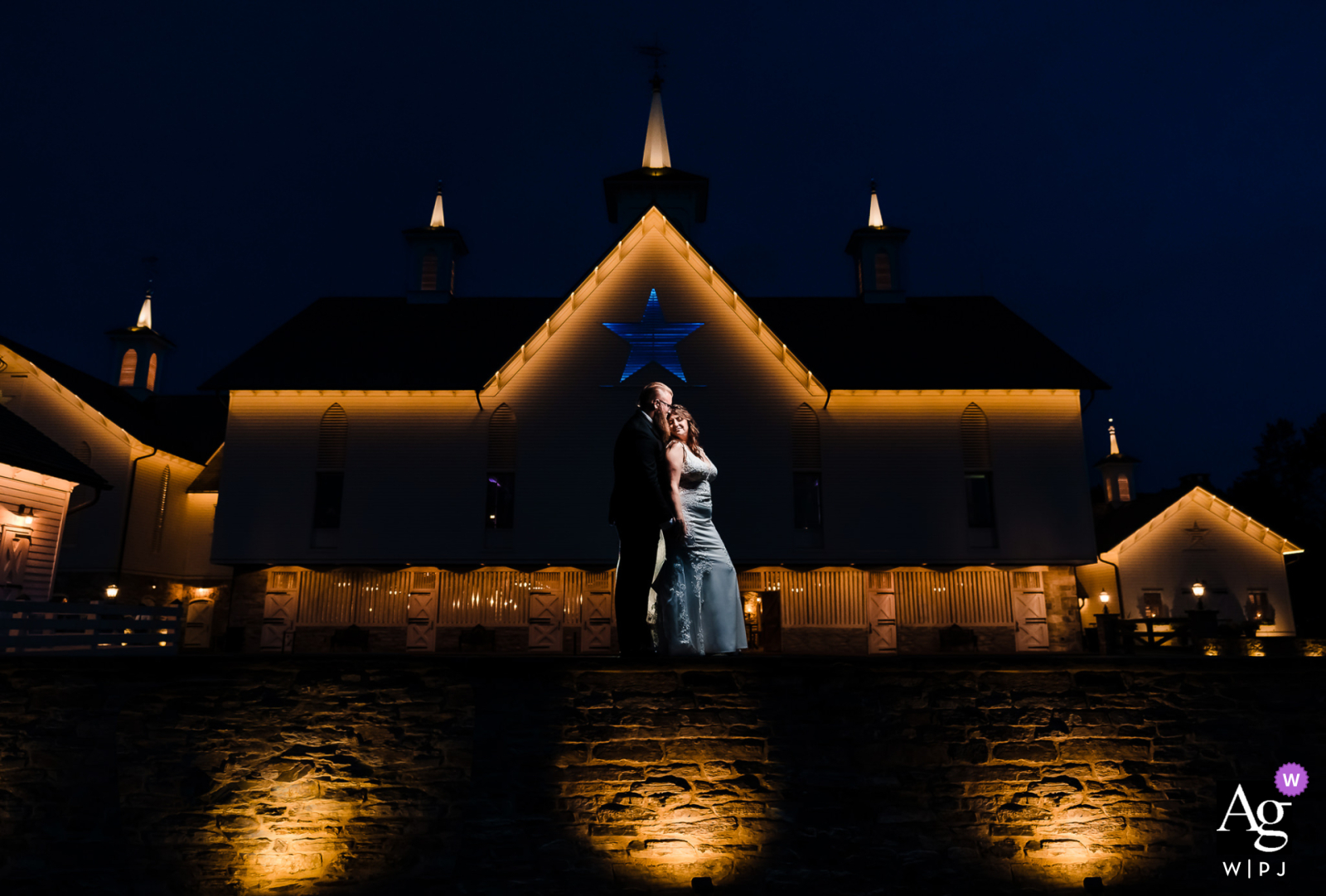 The Star Barn en Stone Gables Estate en Elizabethtown, Pensilvania, ofrece un telón de fondo romántico mientras la pareja disfruta de una noche tranquila al aire libre para esta sesión de retratos.