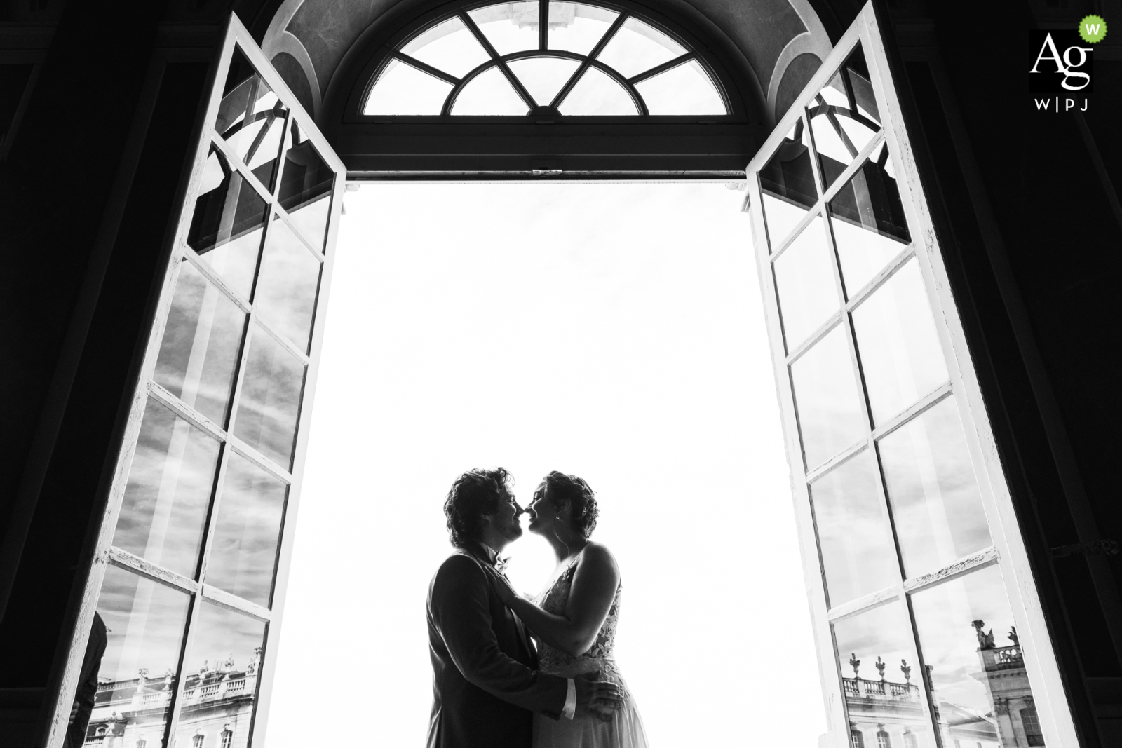 Bride and groom embrace affectionately in doorway at Hôtel de Ville de Nancy