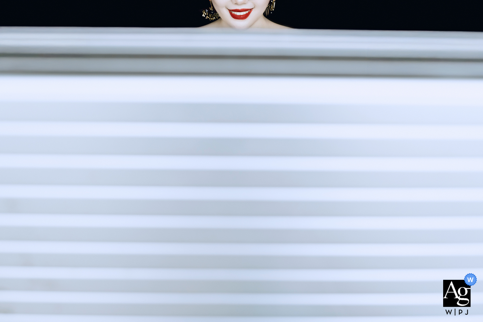 A Nanping, Fujian wedding photograph captures an artistic detail of the bride's makeup being finalized in a quiet moment inside her home.