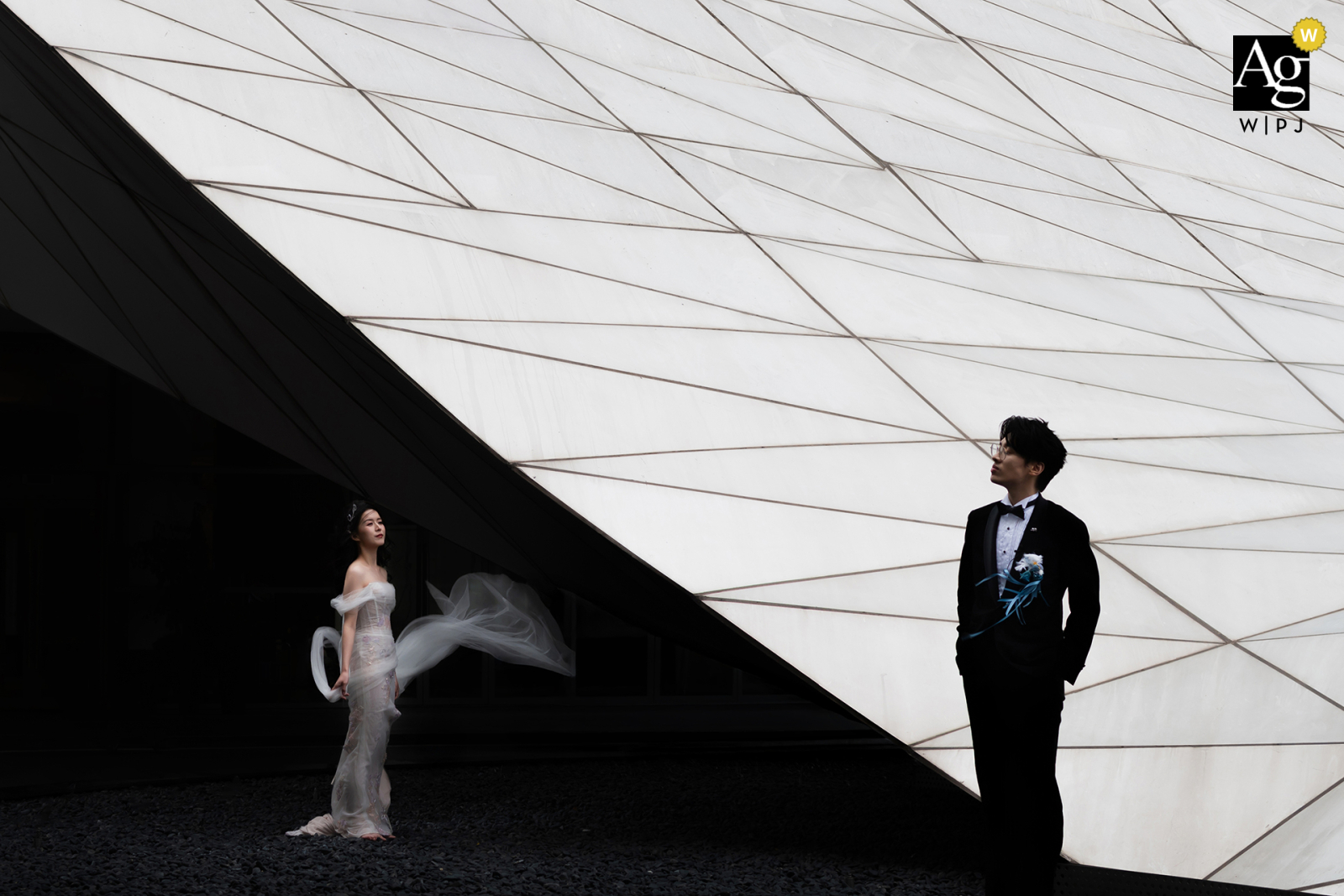   At the entrance of a hotel in Nanping, Fujian, the bride and groom stand beneath the building’s symmetrical structure, creating a visually striking wedding portrait.