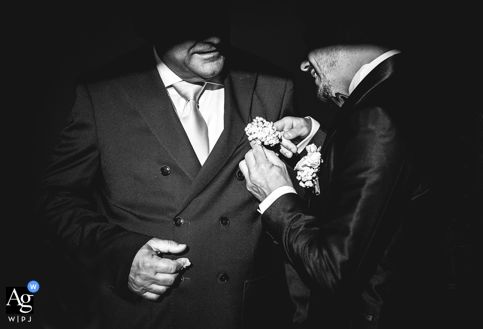   A close-up in Ceparana captures the groom’s final touch, focusing on the thoughtful detail as he prepares for his wedding day in this charming Ligurian town.