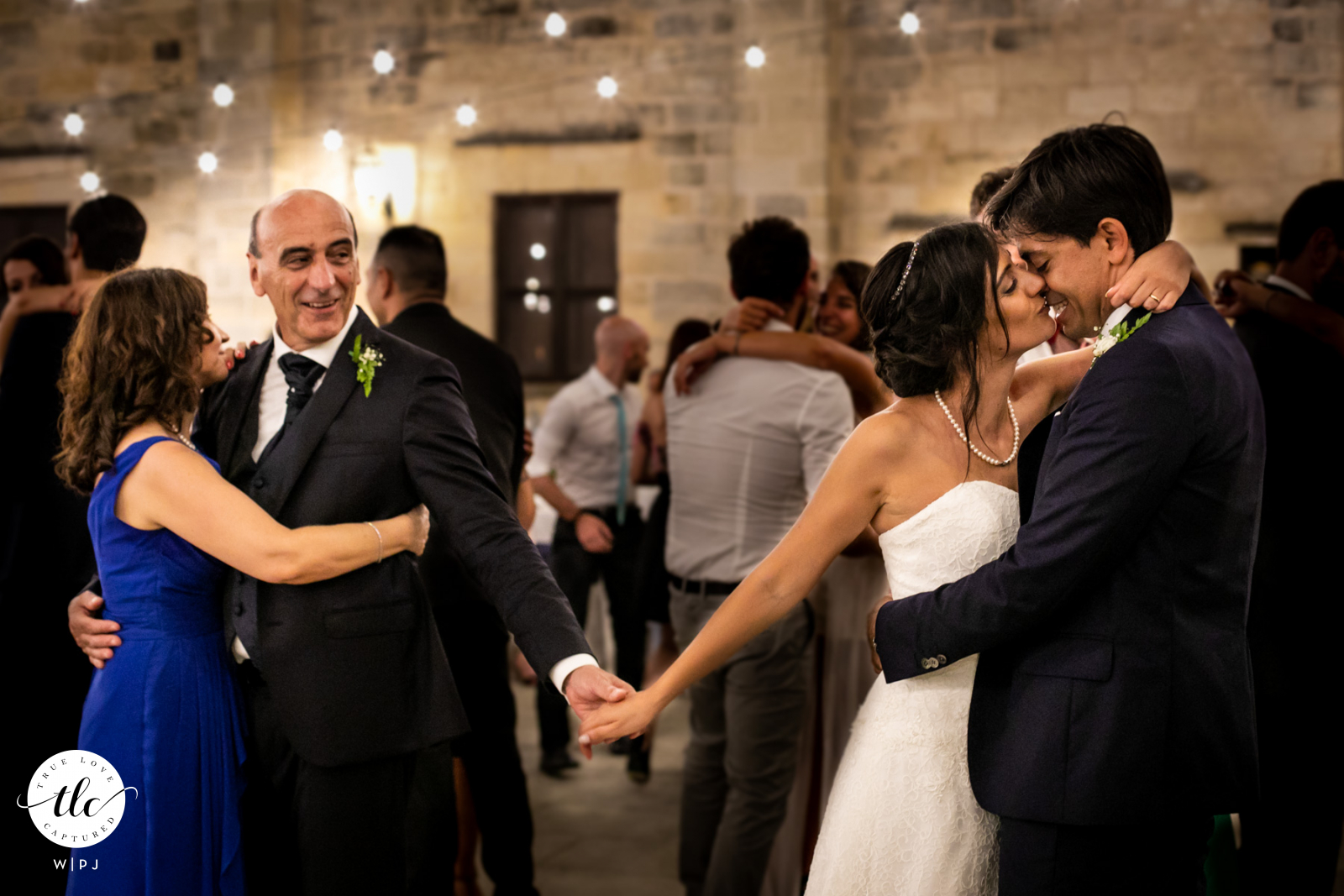 Der Vater der Braut hält die Hand seiner Tochter während des ersten Tanzes mit ihrem Ehemann in der Masseria San Lorenzo in Lecce