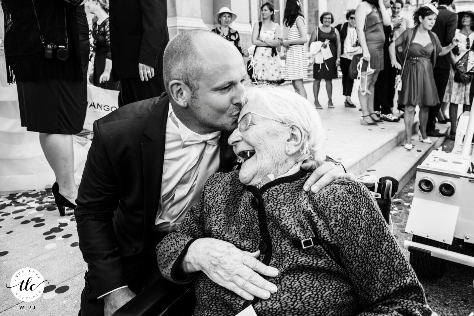 El novio está besando a su abuela en una boda en Toulon, Francia