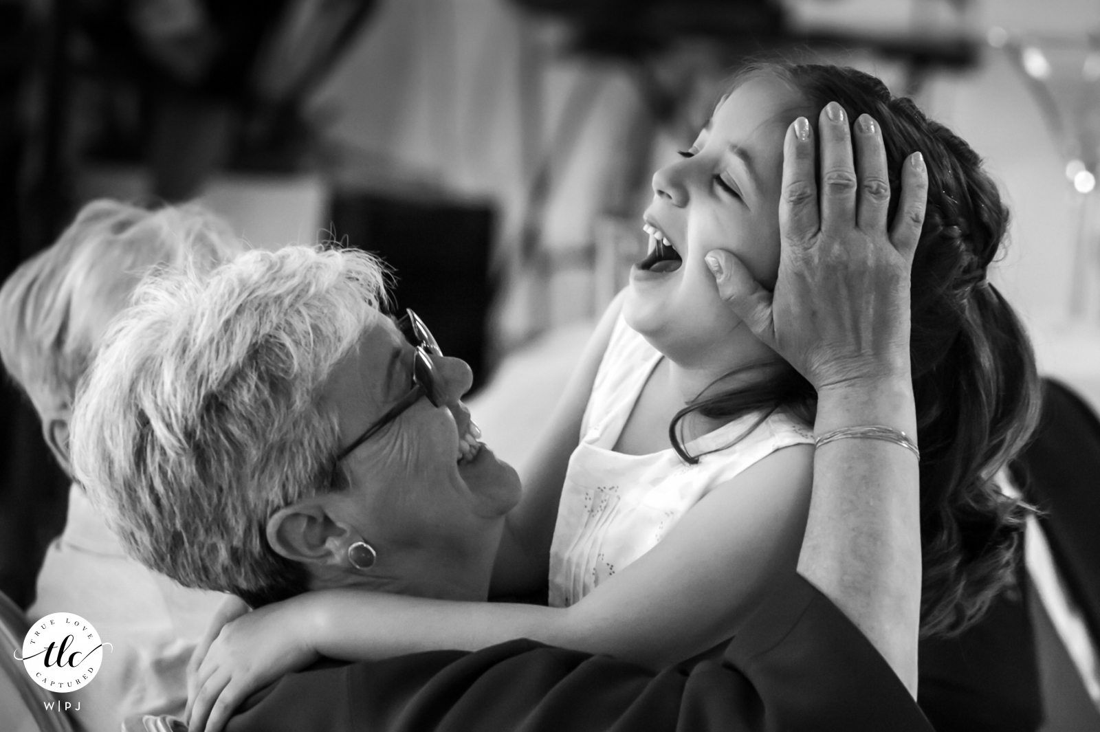 Ristorante Al Frassino - Peschiera del Garda - Verona - Italia matrimonio immagine della madre dello sposo che si lascia andare alle emozioni con la nipote