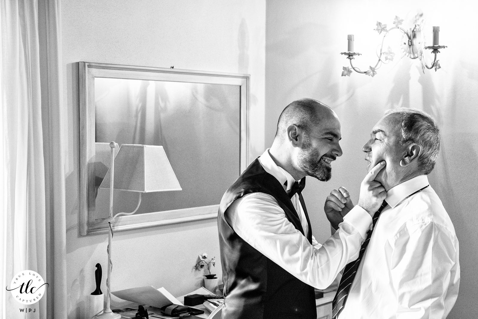 Antico Benessere, Vaprio d'Adda, Milán - Italia lugar de la boda imagen de un gesto cariñoso entre padre e hijo