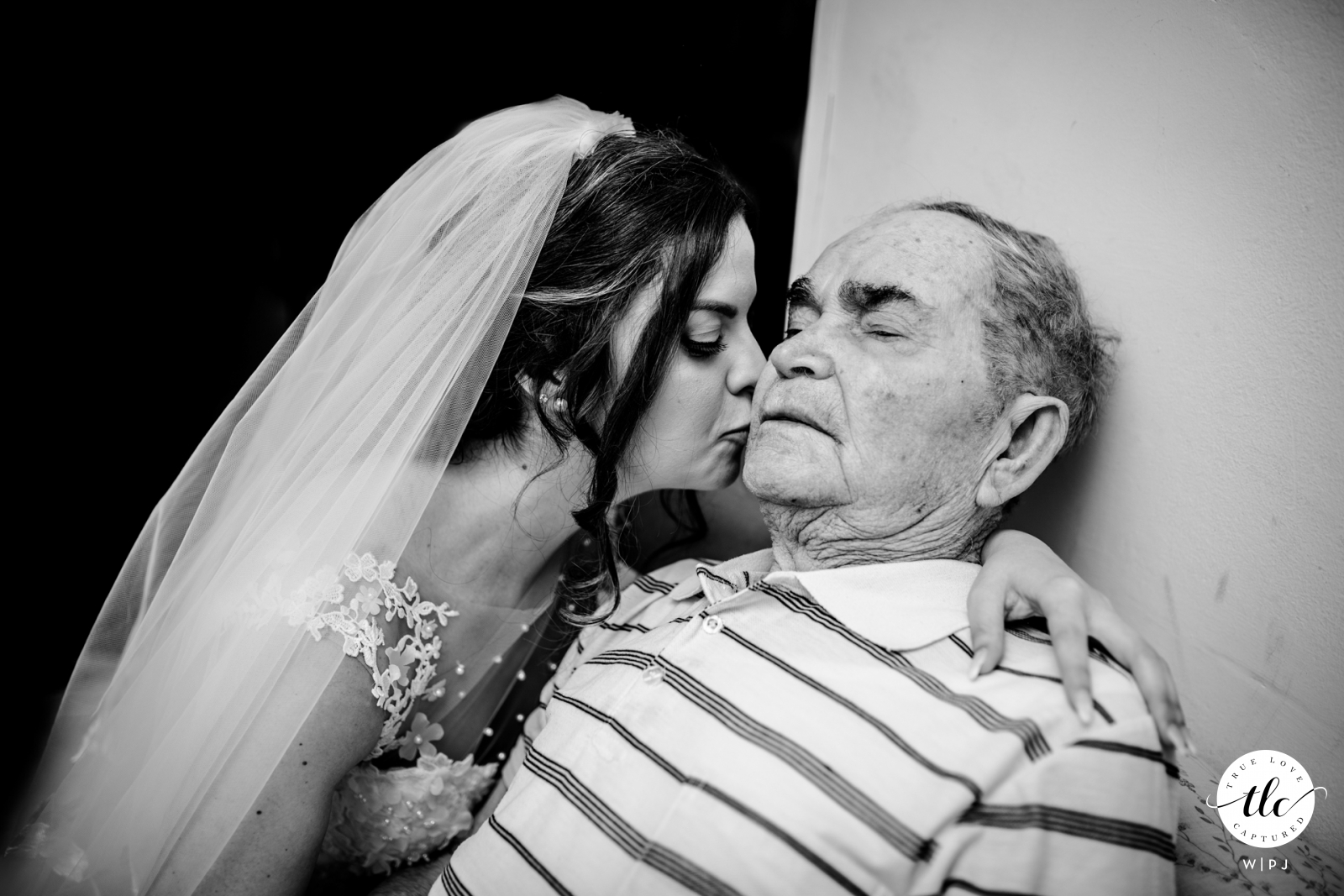 Foto di matrimonio in Italia di una sposa pachino e suo nonno