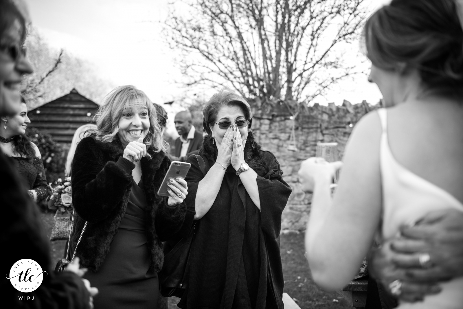 Lyde Court, reportage di matrimonio di Hereford, immagine di zie perse nelle emozioni