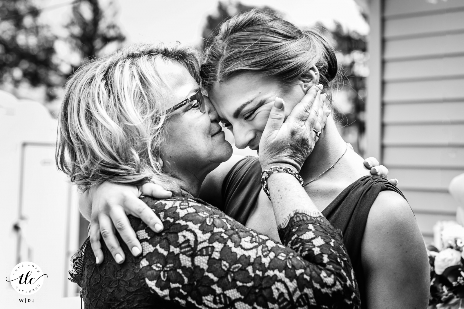 Asbury Park, Nueva Jersey, imagen de boda de una madre abrazando a su hija durante el momento agridulce en Asbury Park.