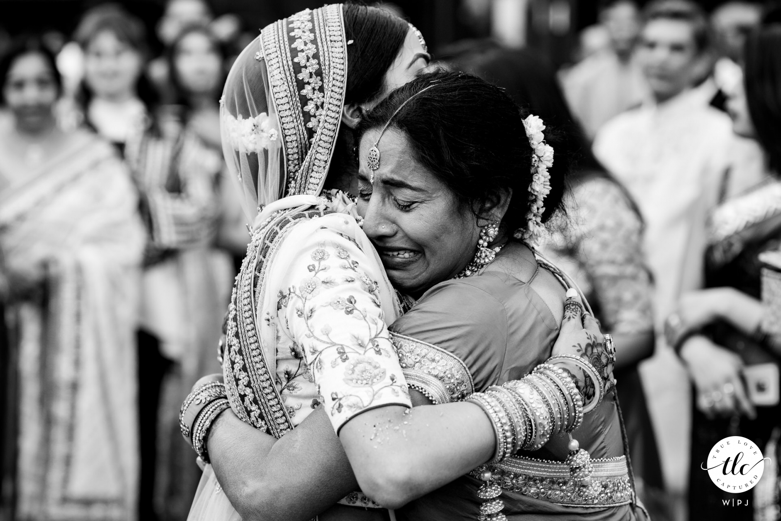 Imagem do casamento de Londres, Reino Unido, da mãe da noiva chorando