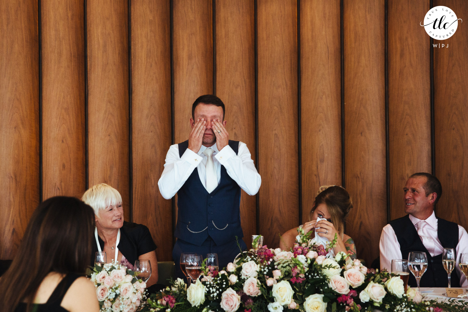 Portmeirion, Pays de Galles image de mariage d'émotion et d'amour avec un marié émotionnel pendant les discours