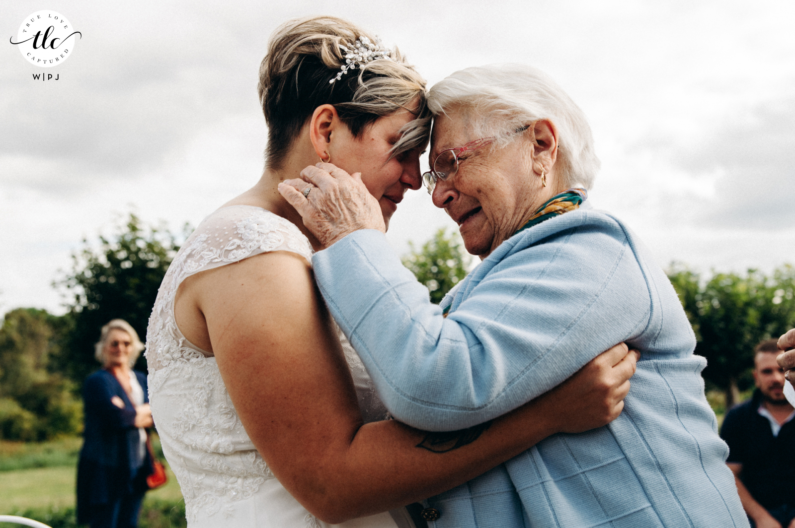 In diesem Moment des Hochzeitstages in Rivarennes wird von einem Dokumentar-Hochzeitsfotografen aus Indre, Frankreich, eine aufrichtige Darstellung von Emotionen festgehalten, die die Braut und ihre Großmutter zeigt, die nach der weltlichen Zeremonie bewegt sind