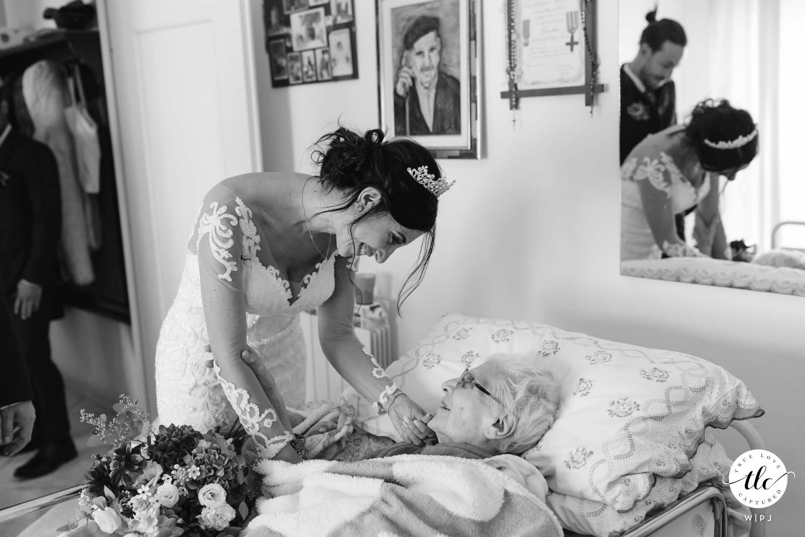 Este momento autêntico e emocionante do dia do casamento na Ligúria de Diano Castello, Imperia, foi registrado por um fotógrafo de casamento documental mostrando a noiva e sua avó