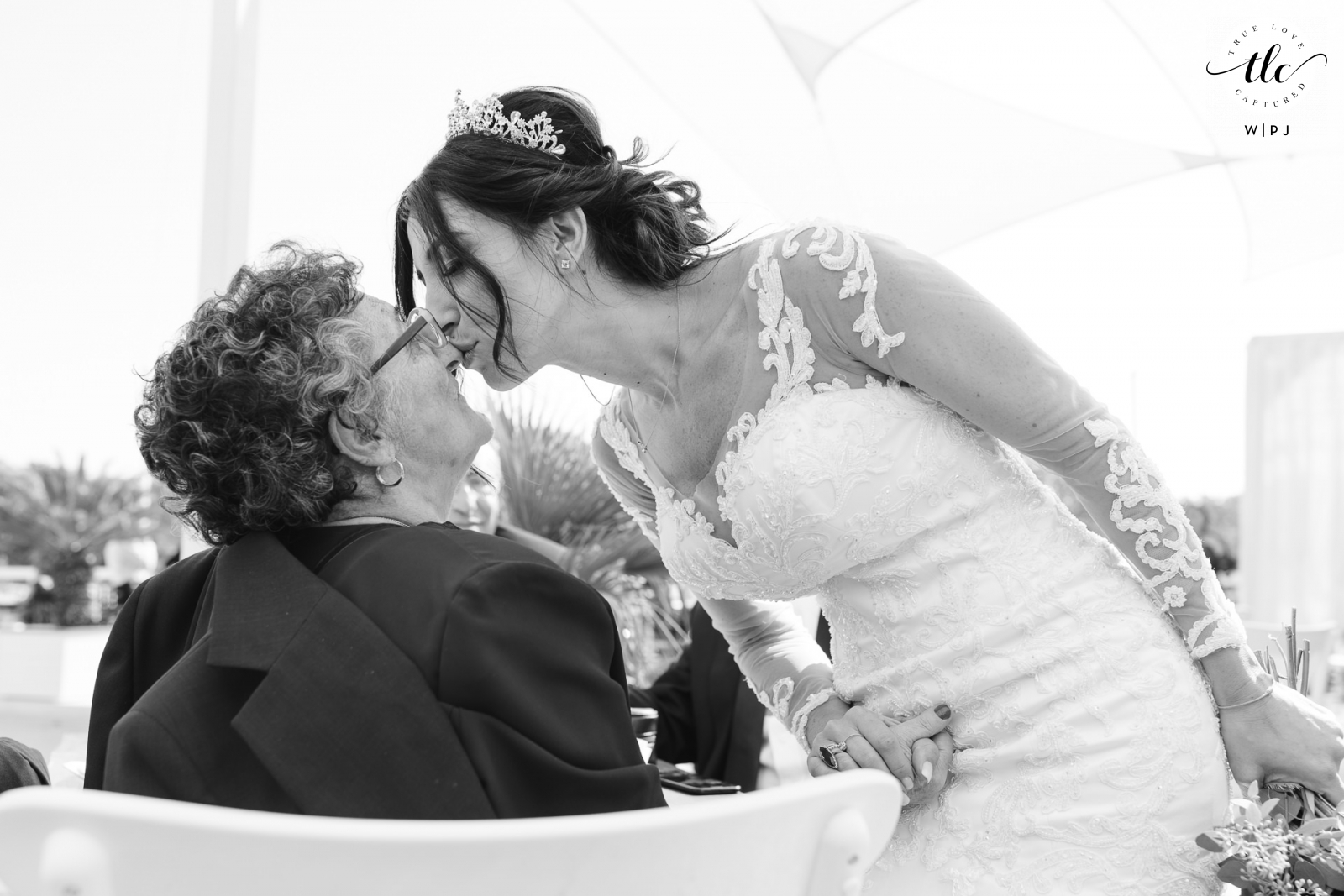 Ein echter Hochzeitsmoment aus Imperia, Ligurien, festgehalten von einem dokumentarischen Hochzeitsfotografen, der die Braut zeigt, wie sie ihre Tante küsst