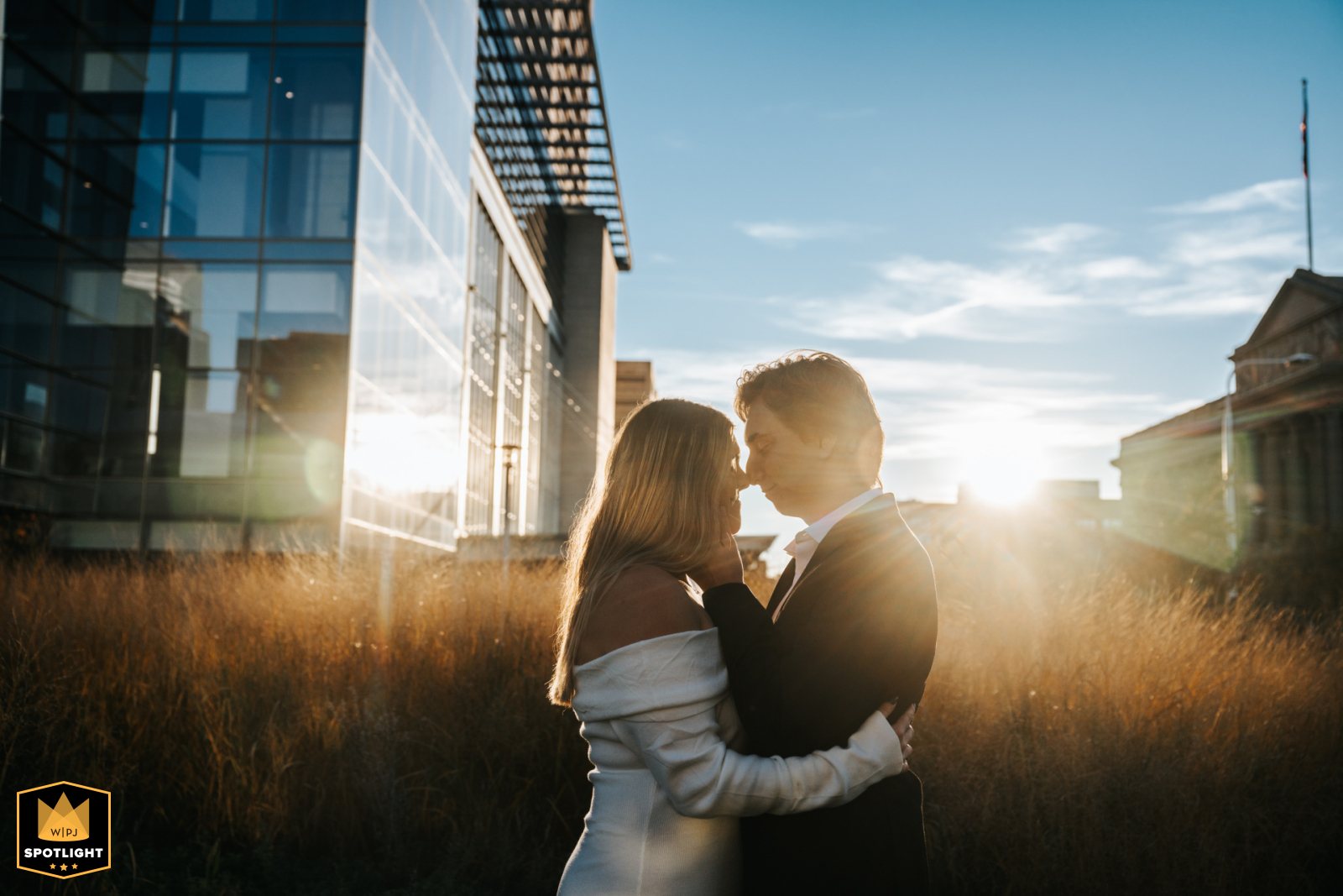 Photographer Captures Dual Light Glow, Highlighting Couple in Cleveland Wedding's Closing Moments In Cleveland, Ohio, as the intimate wedding day draws to a close, the photographer captures a stunning dual light effect using the sun's reflection. This creative technique beautifully highlights the couple and adds a glow to their unforgettable day.
