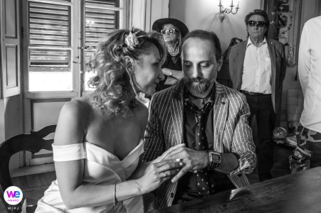 Civil Elopement Image la mariée regardant le visage du marié alors qu'il met la bague